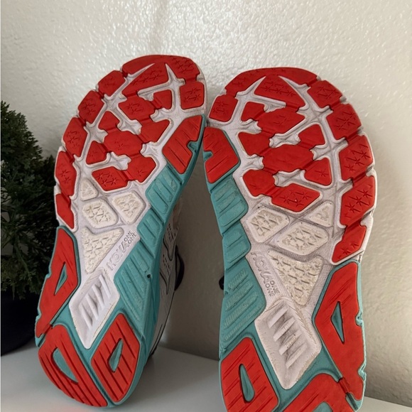Hoka men  size 9.5 Arahi 5  Gray and Aqua Athletic Shoes main image 4